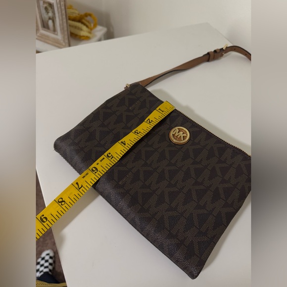 Michael Kors - Fulton Double Zip Crossbody / Jet Set Print - Picture 4 of 9